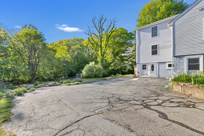 Building Photo - 1552 Norwich-New London Turnpike