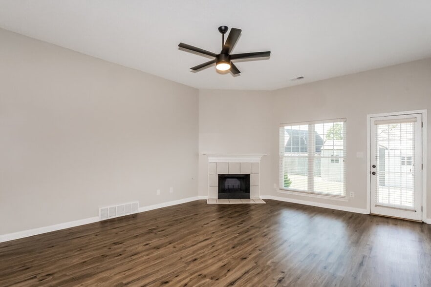 Building Photo - 1083 Red Fern Cir E
