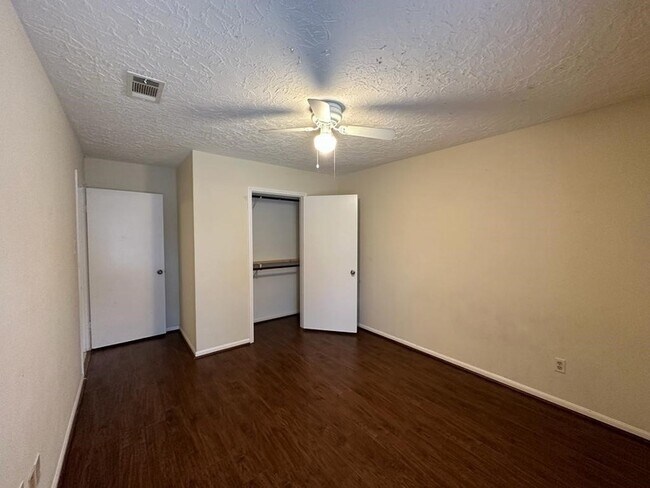 Building Photo - 239 Kings Way