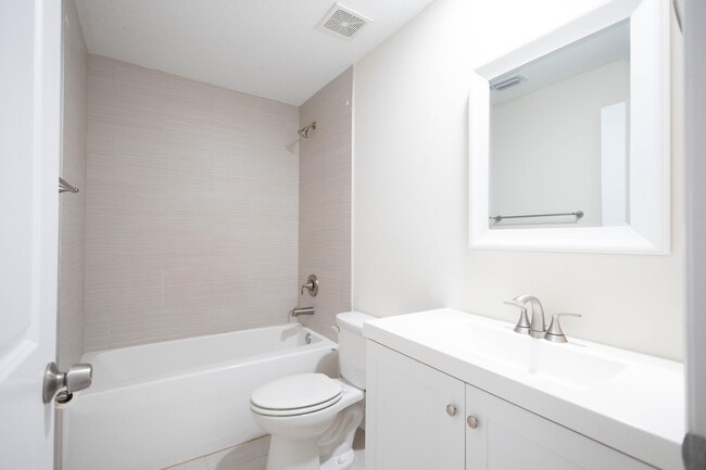 Building Photo - 12425 Westhampton Cir