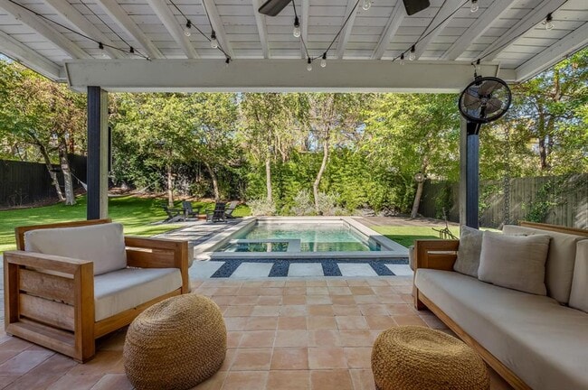 Building Photo - 1604 Elmhurst Dr