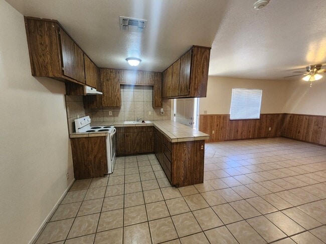 Building Photo - Cozy 1 Bedroom Apartment