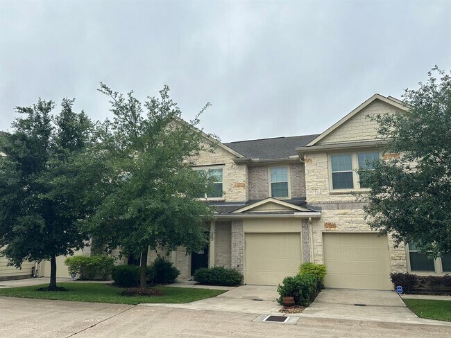 Building Photo - 16020 Fountainview Dr