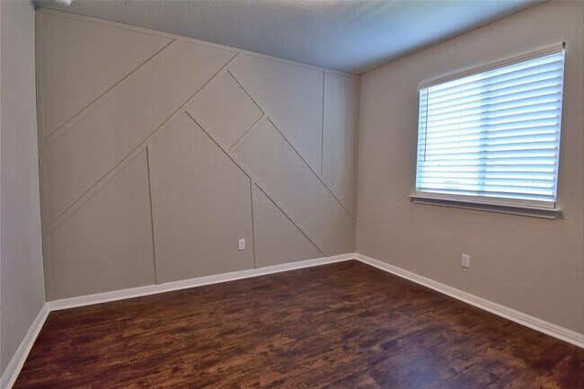 Building Photo - 317 Clearlake Dr