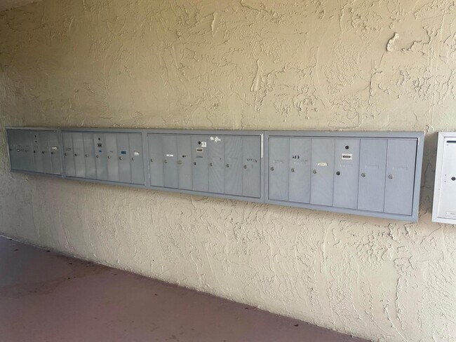 Building Photo - 770 Lori Dr