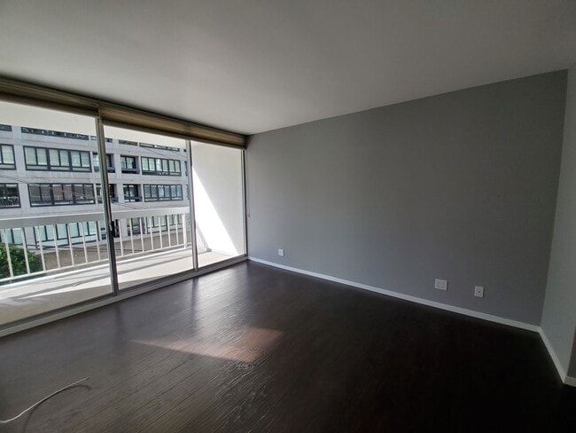 Building Photo - Renovated Pacific Heights 2x2 Condo with g...