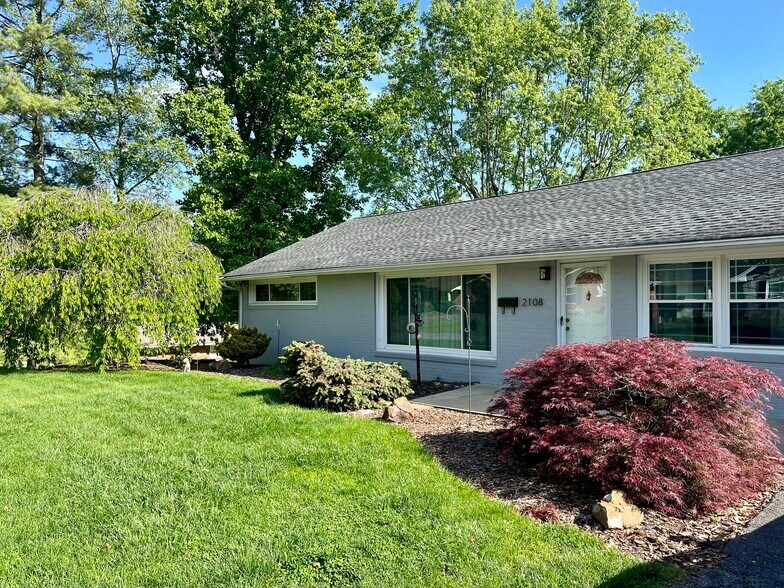 Building Photo - 2108 Valley Ln