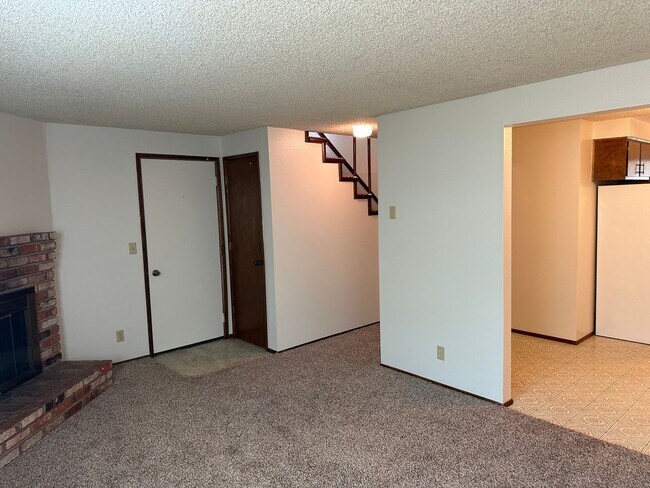 Building Photo - 2 bedroom 1.5 bathroom duplex in quiet Thu...