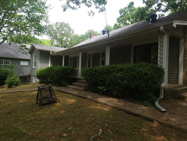 Building Photo - 2 bedroom 2 bath HISTORIC HOME near downto...
