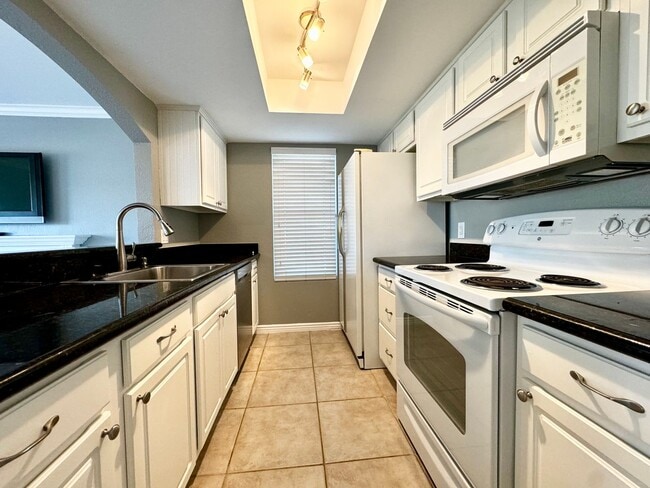 Building Photo - AVAILABLE NOW!! 1 Bed / 1 Bath Condo in Palm Lake in Palm Desert!