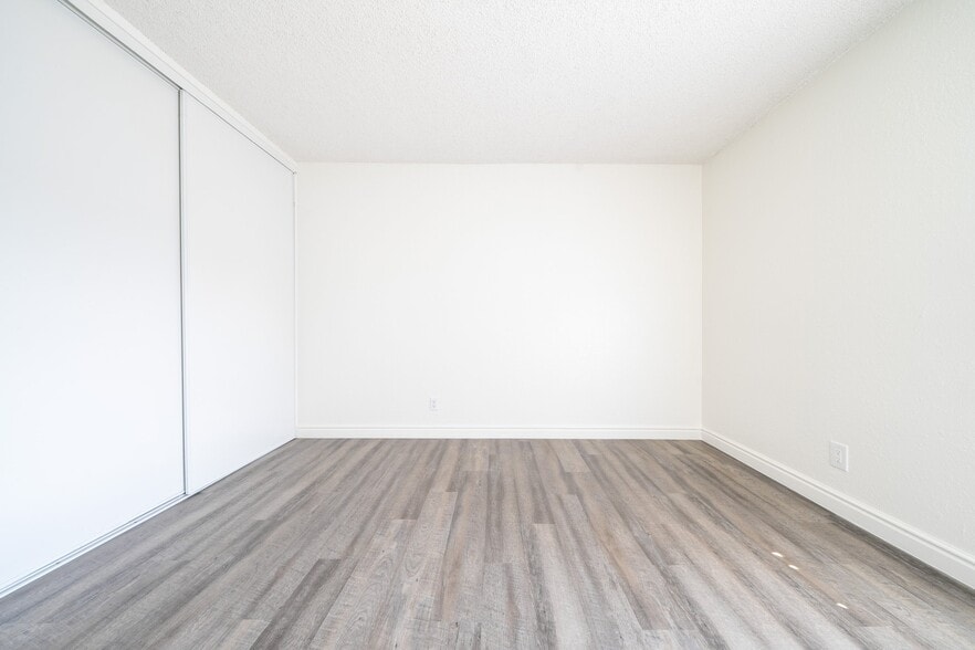 Building Photo - 1440 Oak Dr