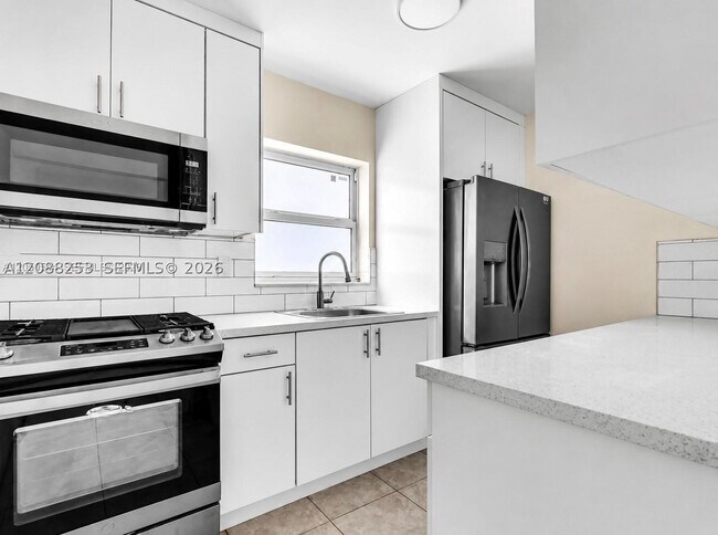 Building Photo - 1245 W 24th St