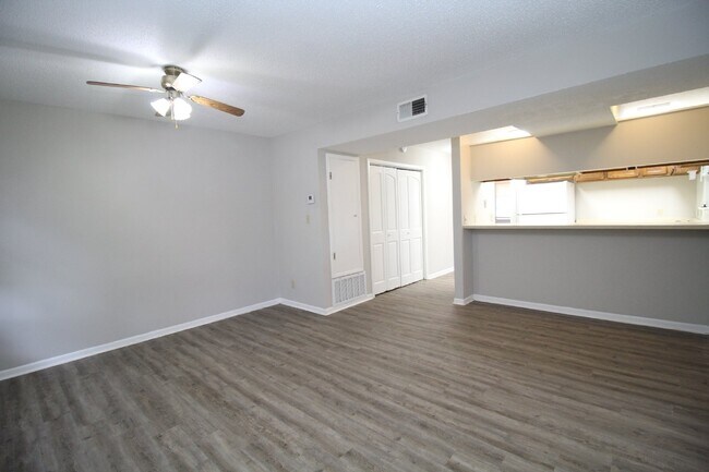 Building Photo - Two-story 2 bedroom townhouse in Northeast...