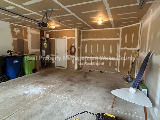 Building Photo - 2500 Valley Haven Dr
