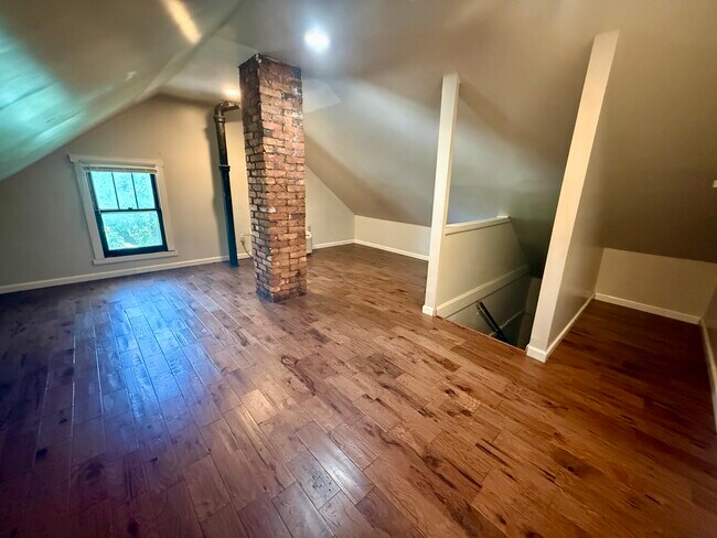 Building Photo - 468 E Tompkins St