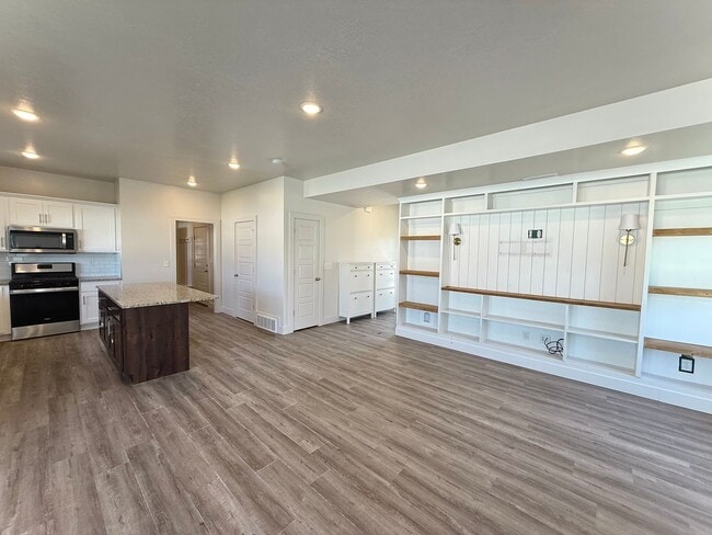 Building Photo - 4 bedroom 2.5 bath Plain City House
