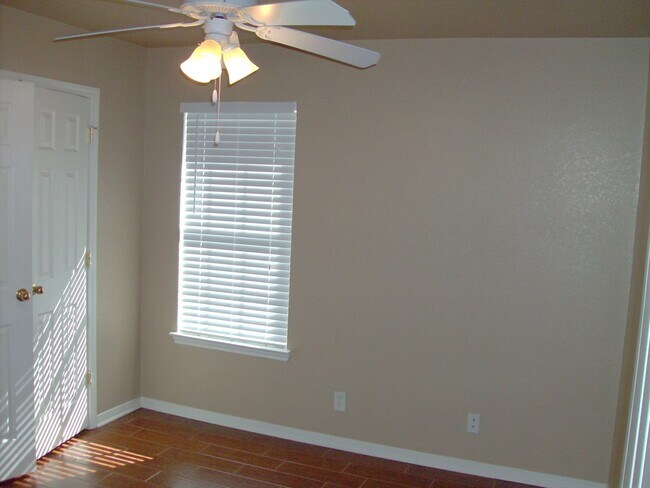 Building Photo - Charming Duplex with Great Features & Loca...