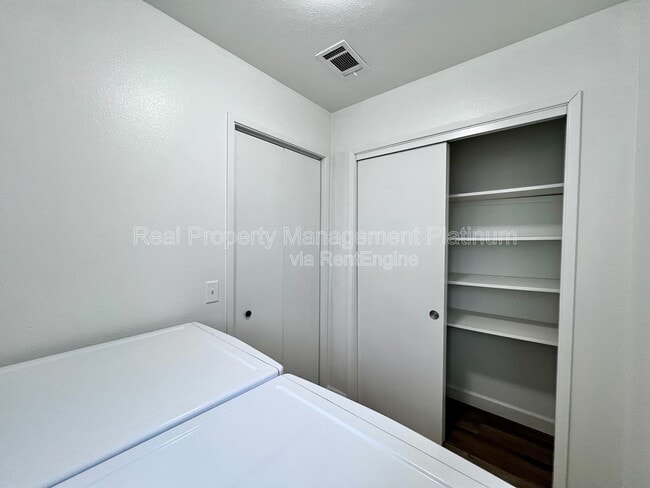 Building Photo - 529 E Escalon Ave