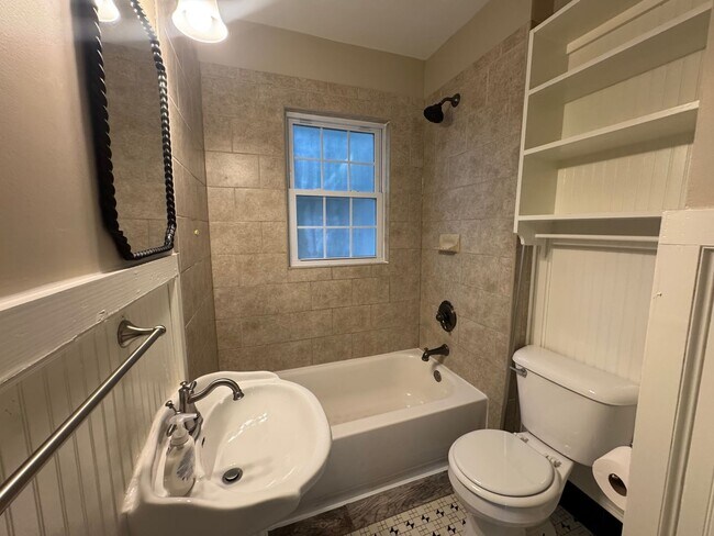 Building Photo - 2213 Chesterfield Ave