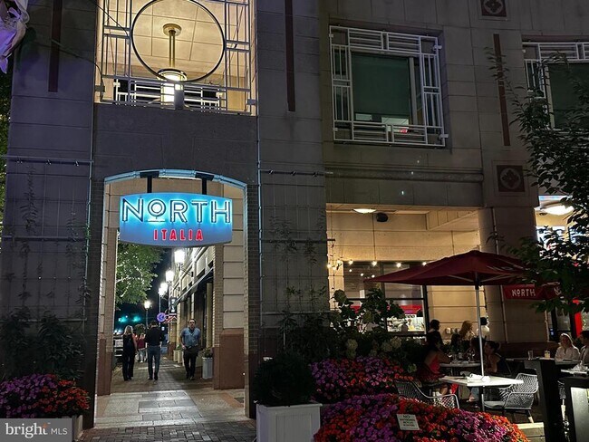 Building Photo - 1701 Lake Shore Crest Dr