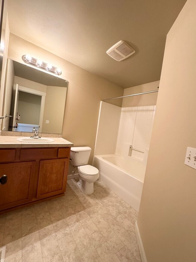 Building Photo - Spacious 2 bedroom 2 1/2 bath Plus Den  to...