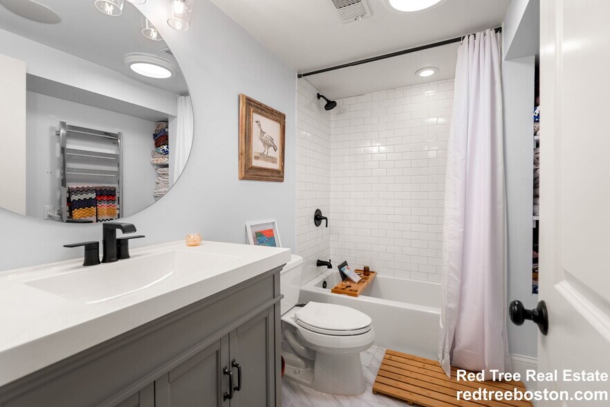 Building Photo - 687 E 6th St