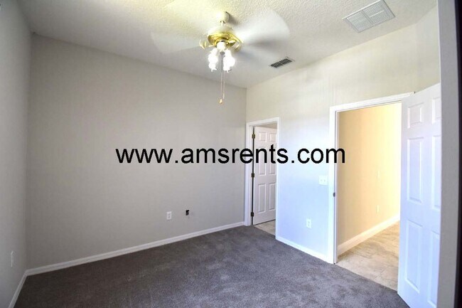 Building Photo - Spacious Pool Home in Davenport