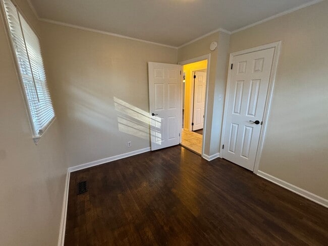 Building Photo - Available to Show