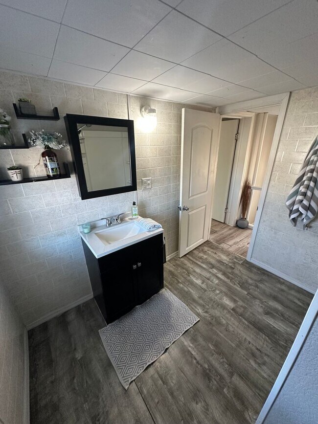 Building Photo - 2 bed, 2 bath home for rent in Waterloo, available IMMEDIATELY