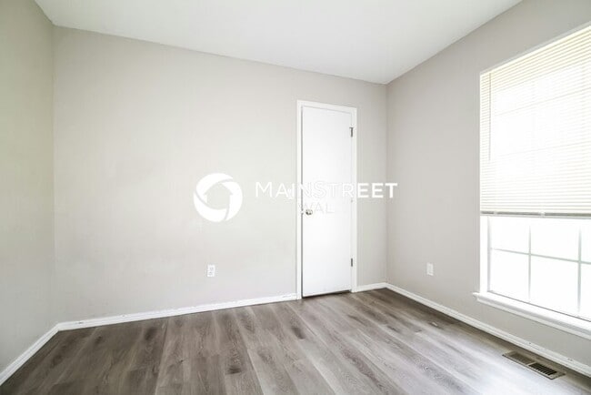 Building Photo - 4 Bedroom Pet-Friendly Home in YUKON, OK with Main Street Renewal