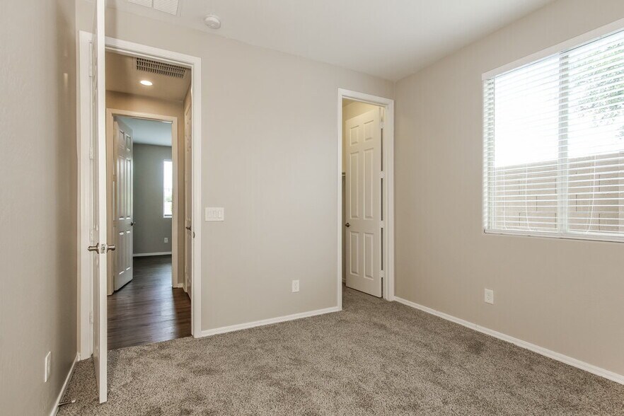 Building Photo - 6114 S 30th Ln