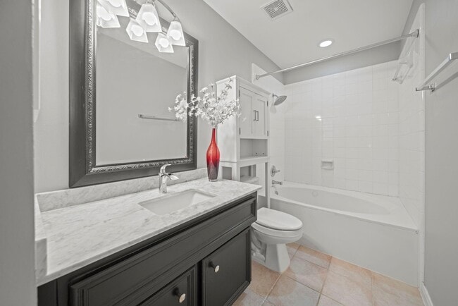 Building Photo - 1523 Cook St