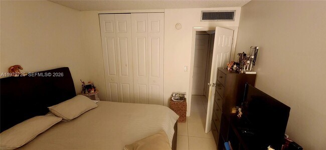 Building Photo - 3301 N Country Club Dr