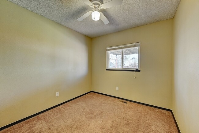 Building Photo - $2,000.00 - 3 bedroom, 2 bathroom, Single ...
