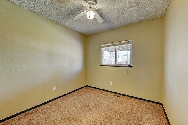 Building Photo - $2,100.00 - 3 bedroom, 2 bathroom, Single ...