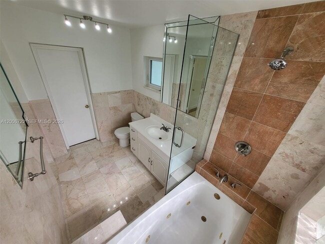 Building Photo - 825 Cremona Ave