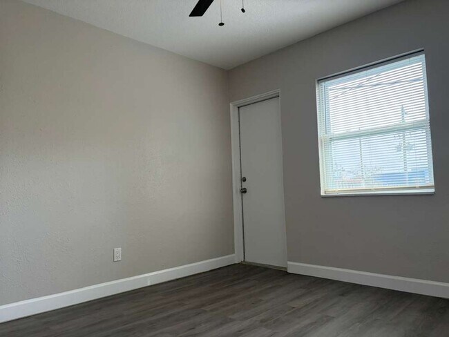 Building Photo - P233 - Lynd #9