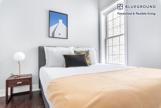 Building Photo - 1536 W Chicago Ave