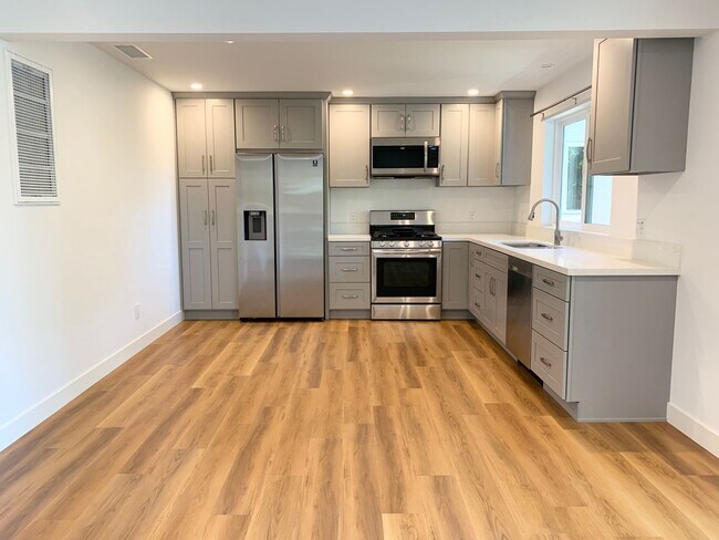 Building Photo - Completely Renovated Apartment with Canyon Views