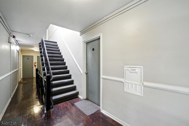 Building Photo - 819 Bloomfield Ave