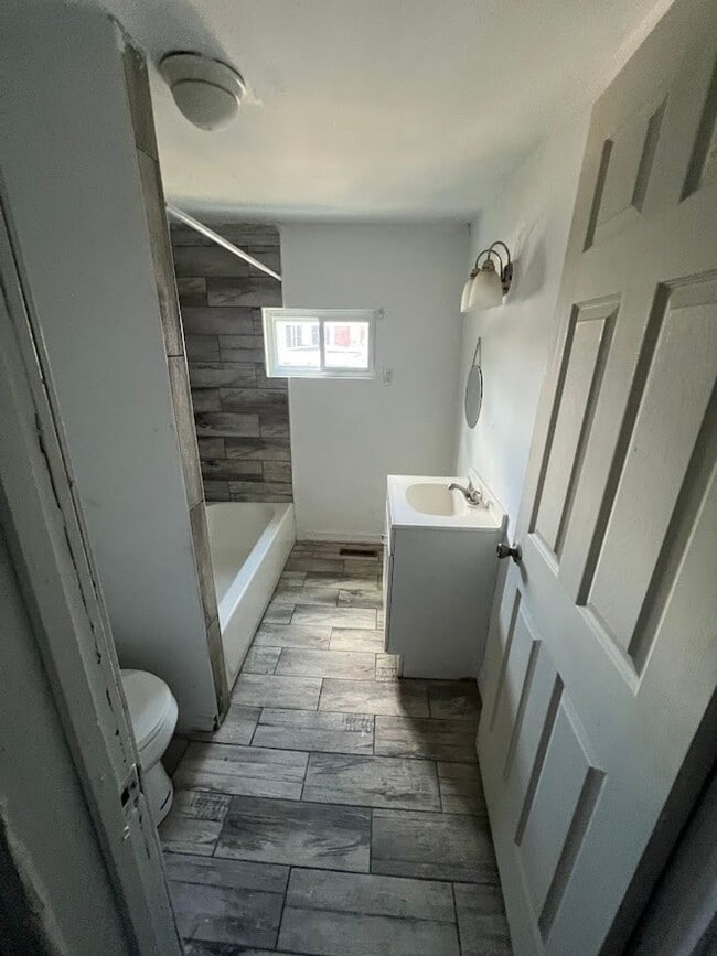 Building Photo - Newly updated 3 bedroom home