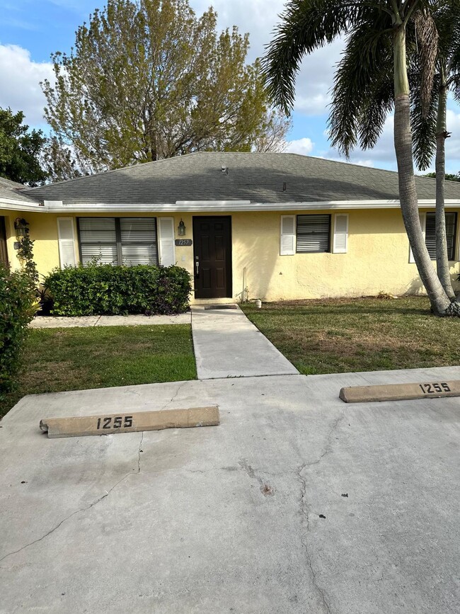Primary Photo - 1253 White Pine Dr