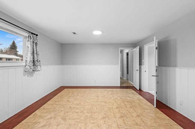 Building Photo - 4-Bedroom Retreat in Medical Lake - 2 Baths & 2,454 Sq/Ft Half Month Rent Free!