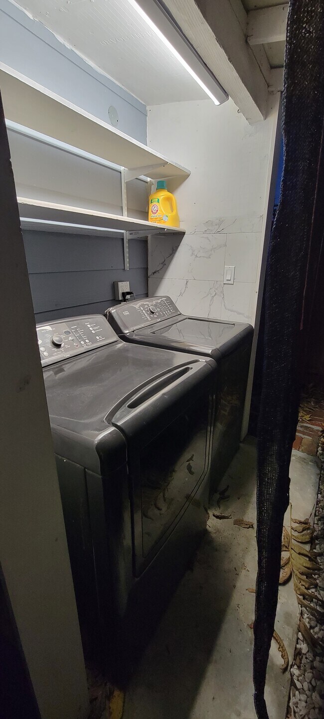 Building Photo - 7415 Beckford Ave