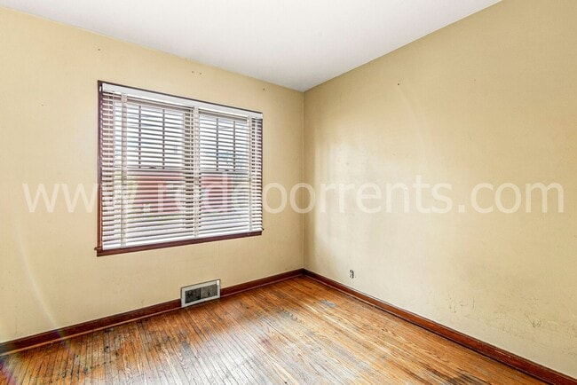 Building Photo - 328 N Post Rd