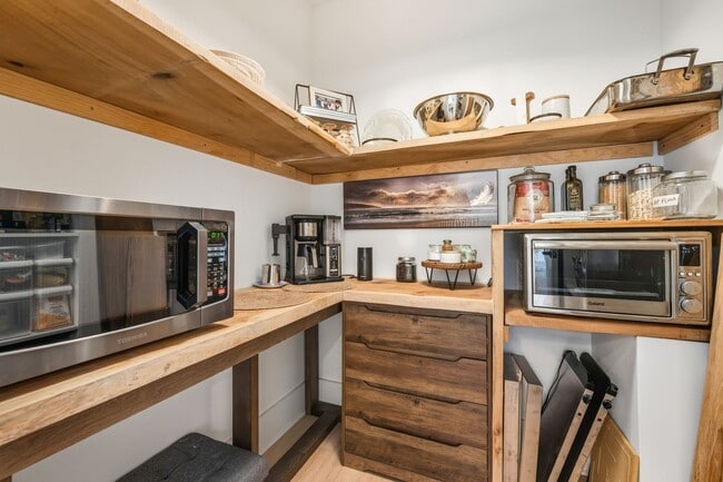 Building Photo - PARK FLEX STAYS-Peaceful 3 Bed, 2 Bath Cou...