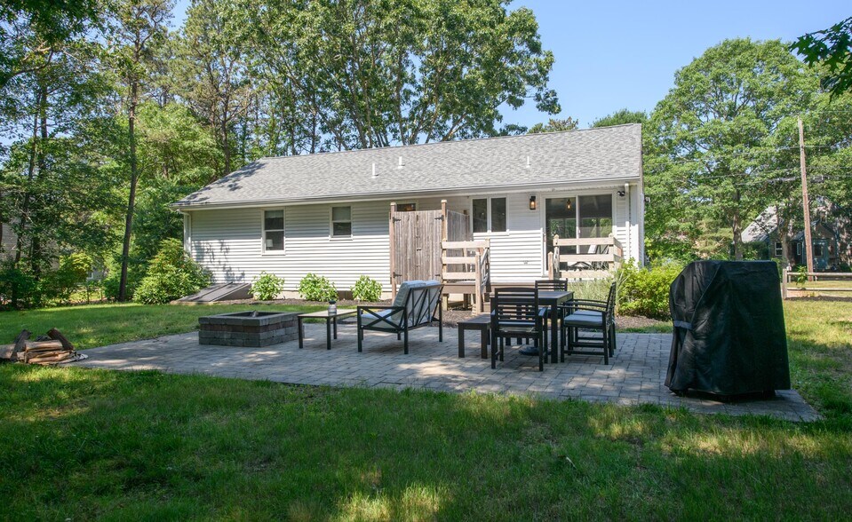 Building Photo - 147 Hemlock Rd