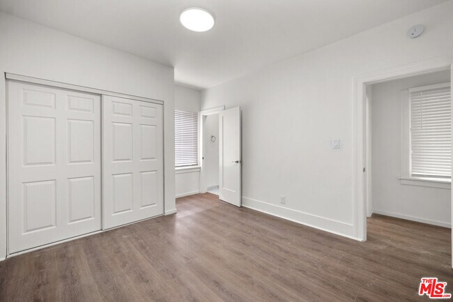 Building Photo - 926 S Mariposa Ave