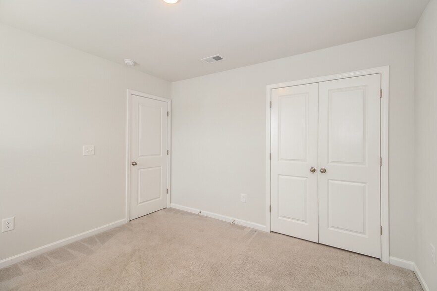 Building Photo - 139 S Reindeer Rd