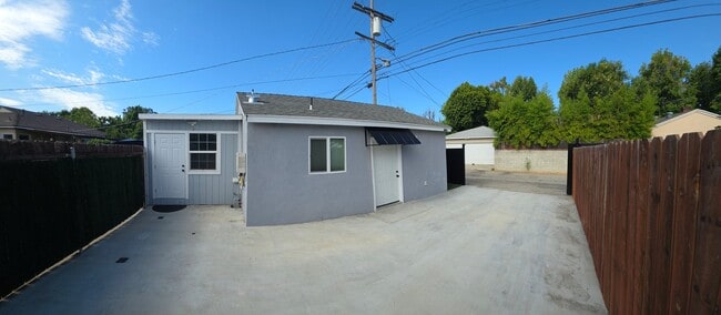 Building Photo - 6505 White Oak Ave